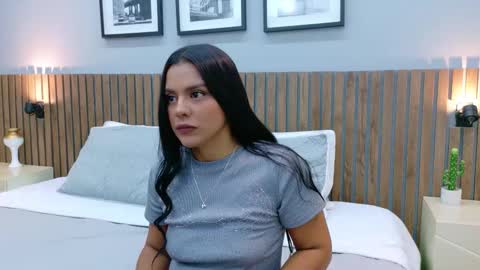 Mia Bellefort online show from 4, 2, 2026