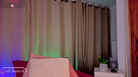 Snapshot of mia_bonneett chatting on 12, 7, 2026 online show from 12, 7, 2026