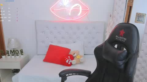 Snapshot of mia_jonnees chatting on 15, 1, 2025 online show from 15, 1, 2025