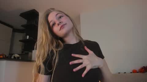 Snapshot of mia_meows chatting on 15, 10, 2025 Mia here Appreciate your support online show from 15, 10, 2025