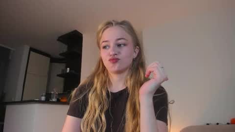 Snapshot of mia_meows chatting on 18, 10, 2025 Mia here Appreciate your support online show from 18, 10, 2025