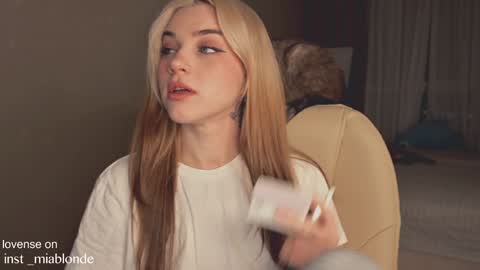 mia_milagros online show from 24, 12, 2024