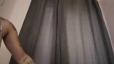 mia independent model online show from 30, 9, 2025