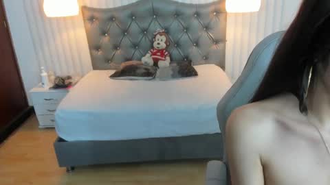 Mia Vanucci online show from 5, 3, 2025