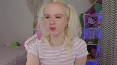 Snapshot of mia_waterlily chatting on 19, 4, 2026 Mia online show from 19, 4, 2026