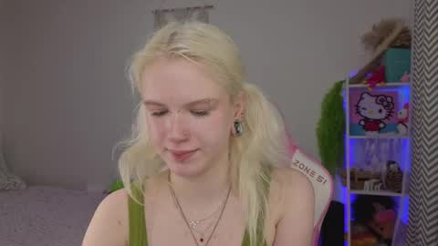 Snapshot of mia_waterlily chatting on 22, 4, 2026 Mia online show from 22, 4, 2026