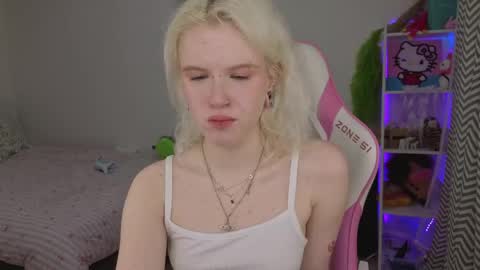 Snapshot of mia_waterlily chatting on 27, 4, 2026 Mia online show from 27, 4, 2026