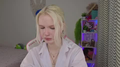 Snapshot of mia_waterlily chatting on 28, 4, 2026 Mia online show from 28, 4, 2026