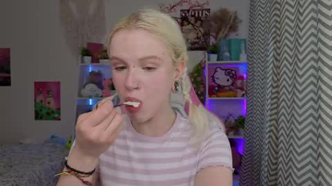 Snapshot of mia_waterlily chatting on 6, 5, 2026 Mia online show from 6, 5, 2026