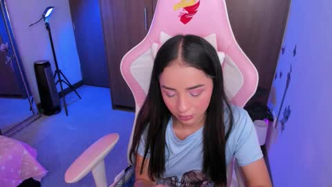 mia  nicolle online show from 23, 12, 2025