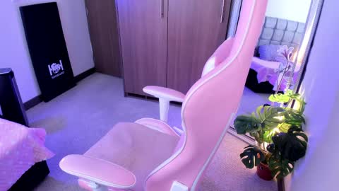 mia  nicolle online show from 27, 4, 2026