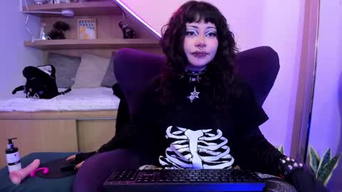 Mia online show from 2, 2, 2025