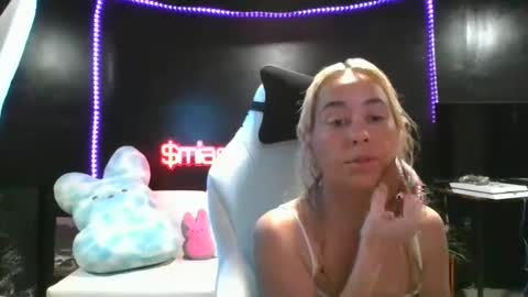 Snapshot of miaellababy chatting on 27, 10, 2025 miaellababy online show from 27, 10, 2025