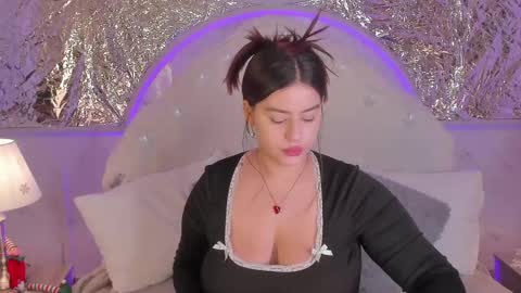 Mia   -5 7001400 Follow  online show from 19, 12, 2025