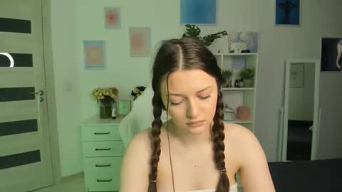 Snapshot of miavixxenn chatting on 12, 9, 2025 Mia online show from 12, 9, 2025