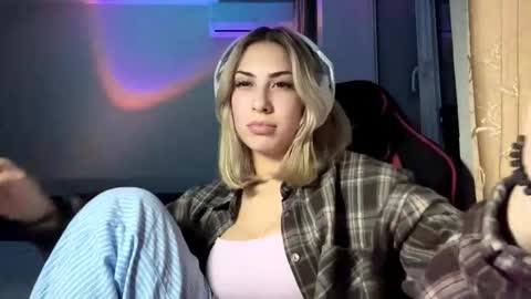 Snapshot of michellcrumpacker chatting on 2, 11, 2025 michellcrumpacker online show from 2, 11, 2025