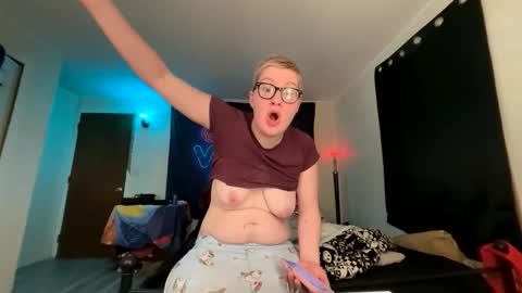Snapshot of midnightmochi2 chatting on 13, 4, 2026 midnightmochi2 online show from 13, 4, 2026