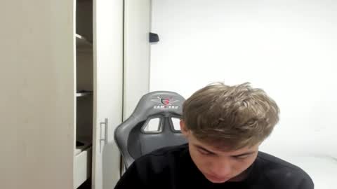 Snapshot of miguel_hz chatting on 12, 10, 2025 Miguel Hernandez online show from 12, 10, 2025