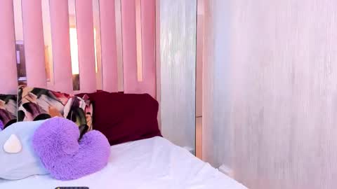 Mia  online show from 12, 11, 2025