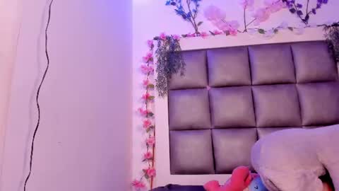 Snapshot of miia_spencer chatting on 7, 7, 2026 Mia online show from 7, 7, 2026