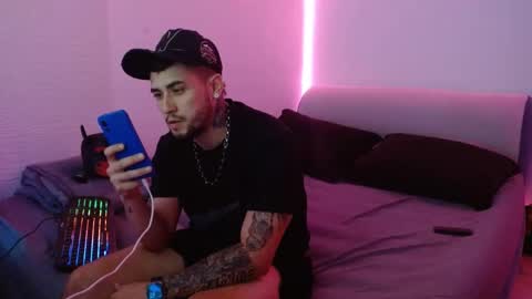 Snapshot of miialiiam0 chatting on 7, 1, 2025 Mia and Liam online show from 7, 1, 2025