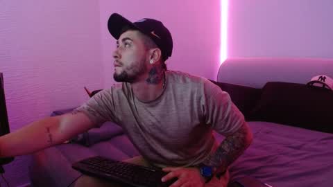 Snapshot of miialiiam0 chatting on 8, 1, 2025 Mia and Liam online show from 8, 1, 2025