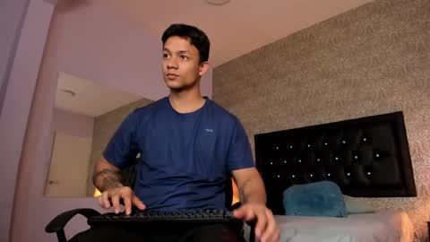 Snapshot of mike2_wills chatting on 13, 12, 2024 Mike2 wills online show from 13, 12, 2024