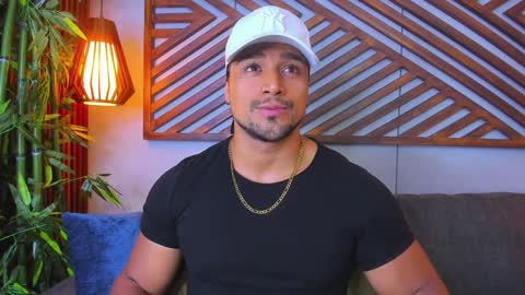 Snapshot of mike_estevess chatting on 24, 1, 2025 online show from 24, 1, 2025