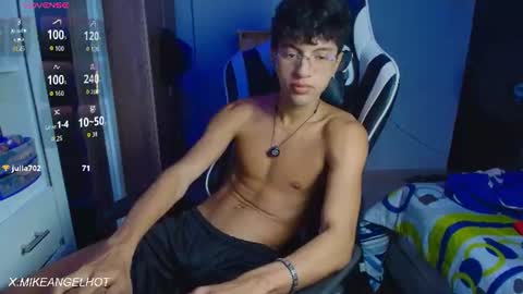 Snapshot of mike_pineapple chatting on 25, 6, 2026 Mike Pineapple online show from 25, 6, 2026