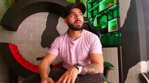 Snapshot of mikeblare chatting on 12, 1, 2025 Mike Blare online show from 12, 1, 2025