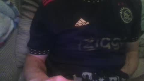 Snapshot of mikehockishuge9 chatting on 28, 11, 2025 mikehockishuge9 online show from 28, 11, 2025