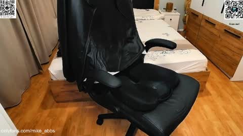 Snapshot of mikestrip chatting on 18, 4, 2026 Mike online show from 18, 4, 2026