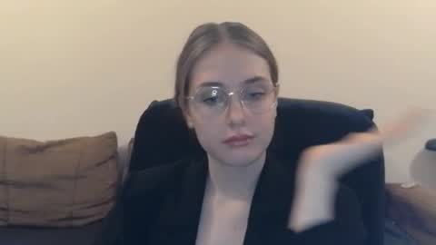 Snapshot of mila_keyy chatting on 16, 12, 2025 mila_keyy online show from 16, 12, 2025