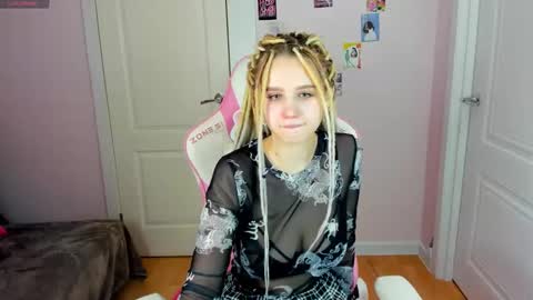 Snapshot of mila_kinor chatting on 27, 12, 2024 mila_kinor online show from 27, 12, 2024
