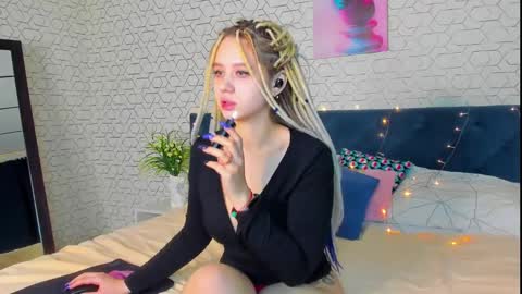 Snapshot of mila_kinor chatting on 5, 1, 2025 mila_kinor online show from 5, 1, 2025
