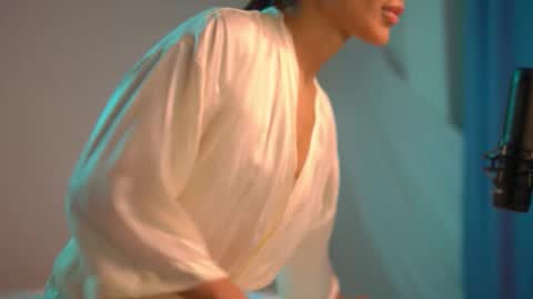 mila may  online show from 19, 9, 2025