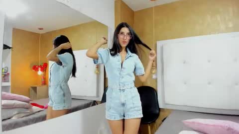 Snapshot of milaa_petite chatting on 28, 11, 2025 online show from 28, 11, 2025