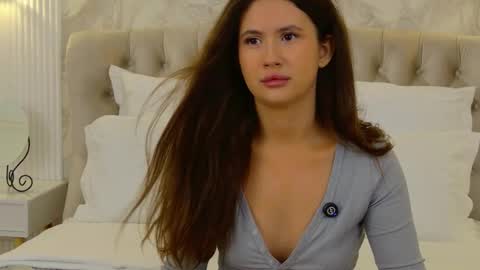 Snapshot of milaleoneli chatting on 7, 10, 2025 milaleoneli online show from 7, 10, 2025