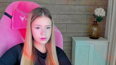 Snapshot of milanabalmain chatting on 28, 9, 2025 MilanaBalmain online show from 28, 9, 2025