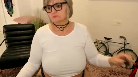 MilfElla online show from 4, 2, 2025