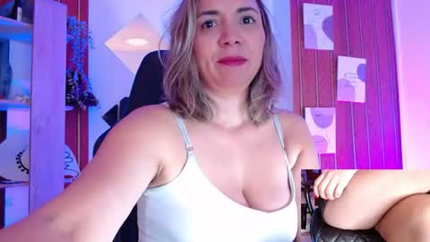 Snapshot of milfsecret69 chatting on 25, 7, 2026 Sara online show from 25, 7, 2026