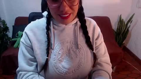 Snapshot of milu_w4llace chatting on 5, 3, 2026 Milu Wallace online show from 5, 3, 2026