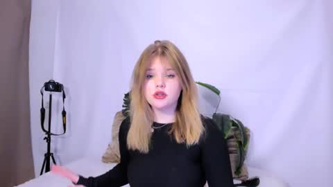 hi Im Mina  online show from 5, 3, 2025