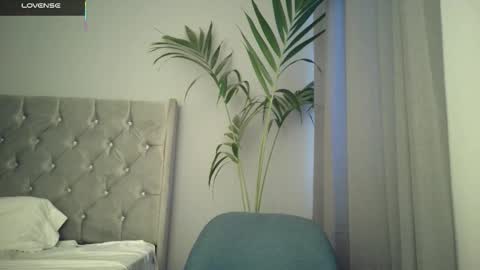   Mini Mila Kunis ft Ashton Katchero. Follow me to stay in touch  online show from 25, 10, 2025