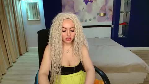 Snapshot of miss_kiten chatting on 9, 11, 2025 miss_kiten online show from 9, 11, 2025