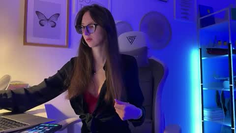 misslalii online show from 15, 4, 2026