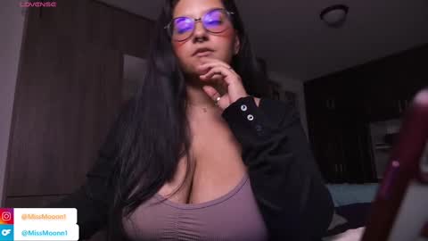 Snapshot of missmoonn chatting on 16, 10, 2025 MissMoon online show from 16, 10, 2025