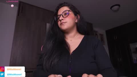 Snapshot of missmoonn chatting on 27, 10, 2025 MissMoon online show from 27, 10, 2025