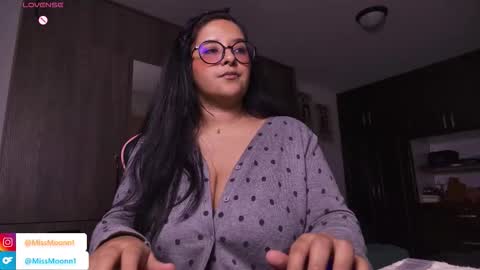 Snapshot of missmoonn chatting on 29, 10, 2025 MissMoon online show from 29, 10, 2025