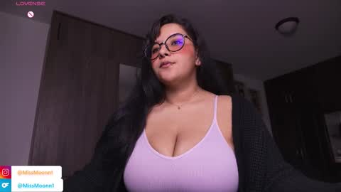 Snapshot of missmoonn chatting on 5, 11, 2025 MissMoon online show from 5, 11, 2025